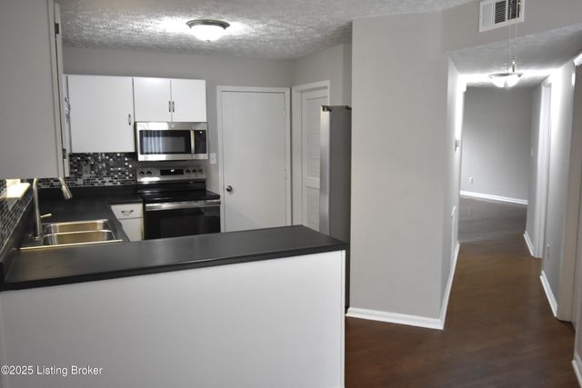 4313 Hickoryview Dr, Louisville, KY 40299