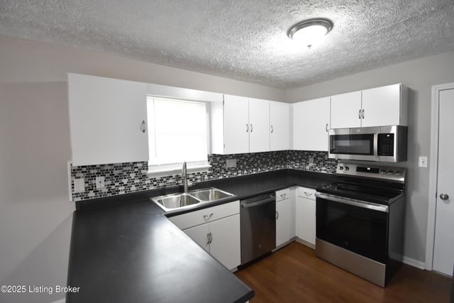 4313 Hickoryview Dr, Louisville, KY 40299