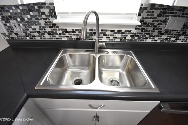 4313 Hickoryview Dr, Louisville, KY 40299