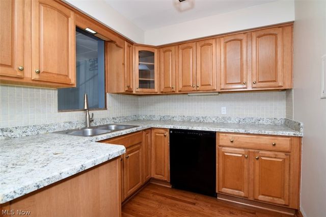 5284 Edenhurst Road, Lyndhurst, OH 44124