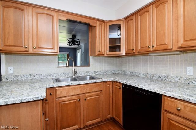 5284 Edenhurst Road, Lyndhurst, OH 44124