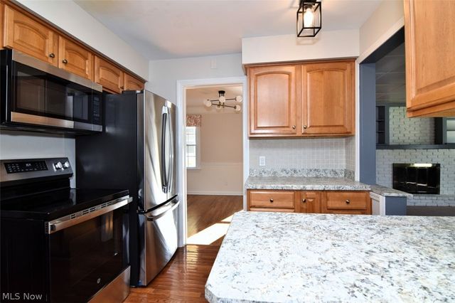 5284 Edenhurst Road, Lyndhurst, OH 44124