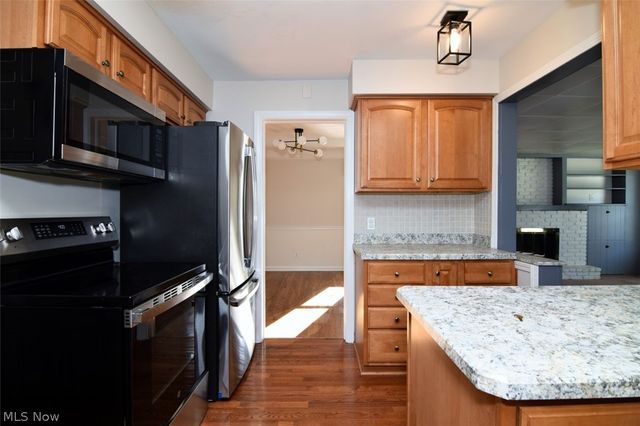 5284 Edenhurst Road, Lyndhurst, OH 44124