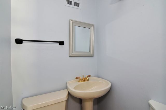5284 Edenhurst Road, Lyndhurst, OH 44124