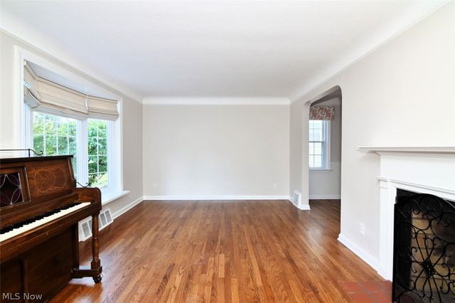 5284 Edenhurst Road, Lyndhurst, OH 44124