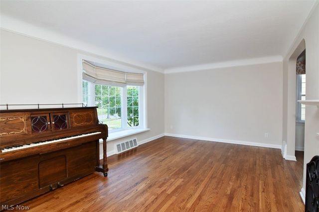 5284 Edenhurst Road, Lyndhurst, OH 44124