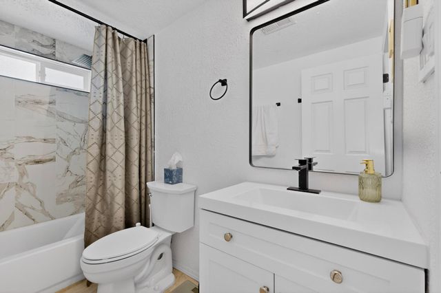 10429 Mountain Road NE, Albuquerque, NM 87112