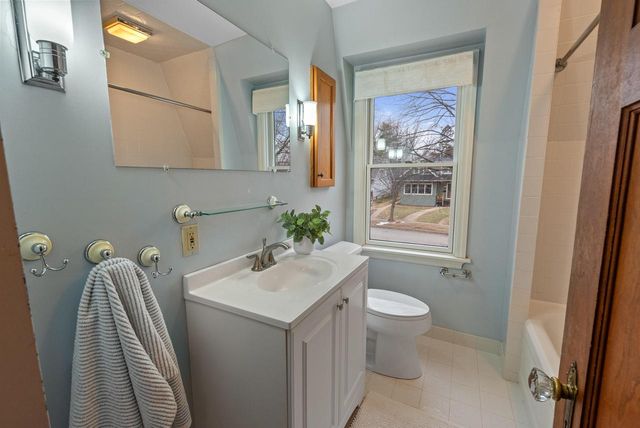 4522 N Marlborough DRIVE, Shorewood, WI 53211