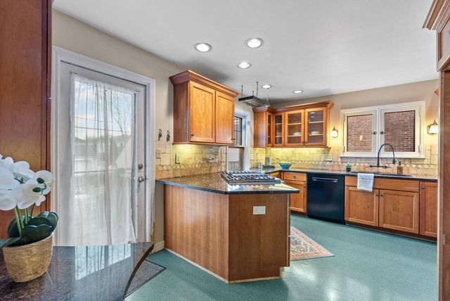 4522 N Marlborough DRIVE, Shorewood, WI 53211