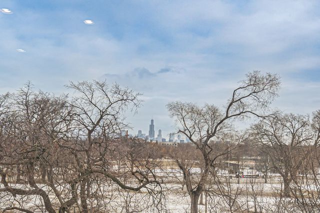 1154 N Kedzie Avenue 402, Chicago, IL 60651