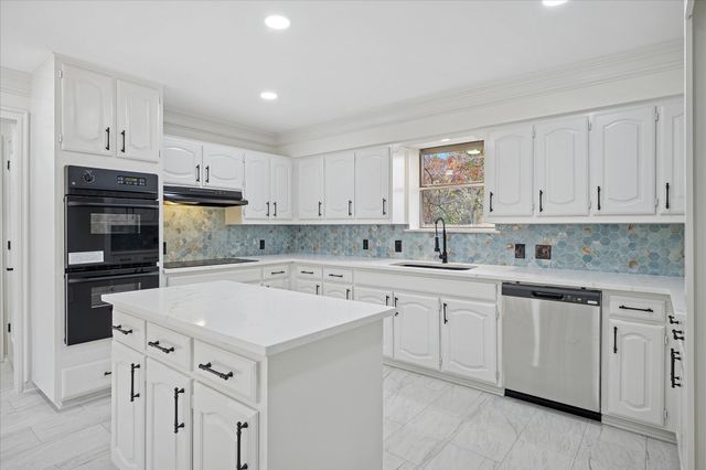 62 Legend Road, Benbrook, TX 76132