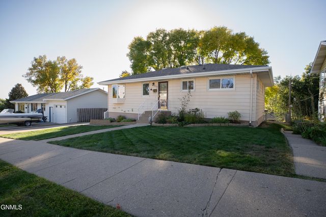 806 28th Street, Bismarck, ND 58501 property photo
