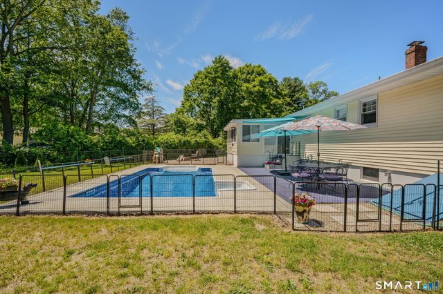 25 Sandy Hollow Drive, Waterford, CT 06385