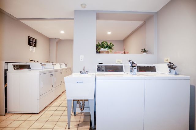 541 W Briar Place 206, Chicago, IL 60657