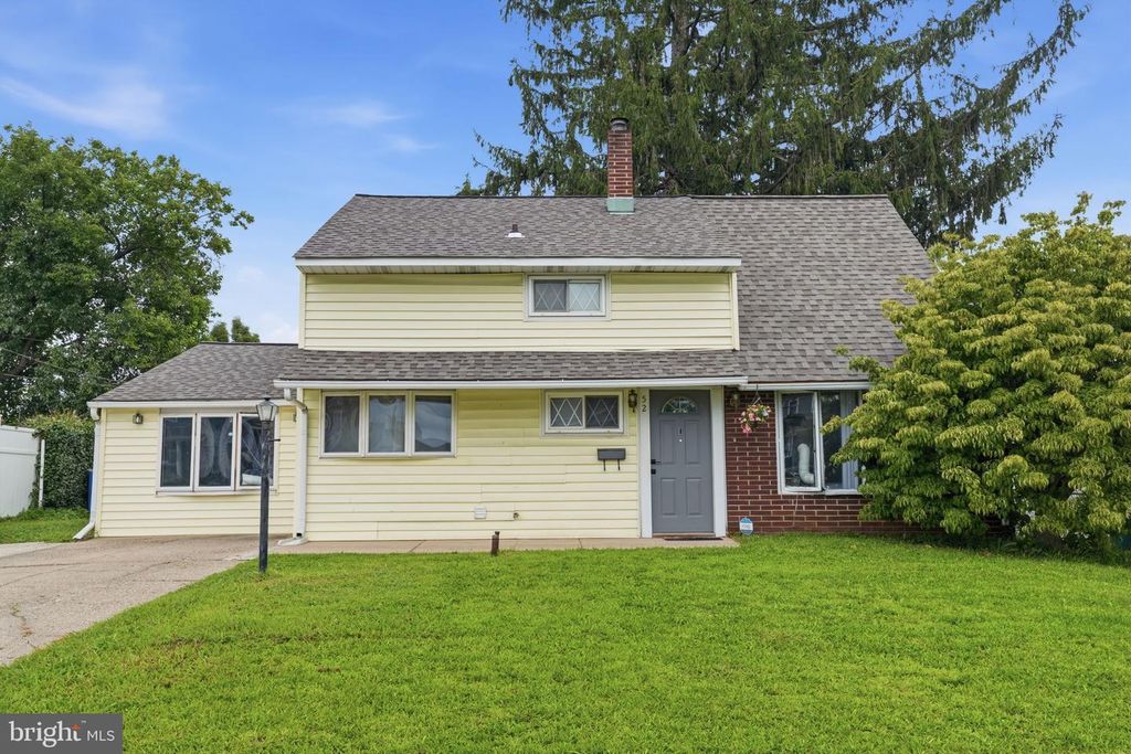 52 ROBIN HILL LN, LEVITTOWN, PA 19055 — exterior