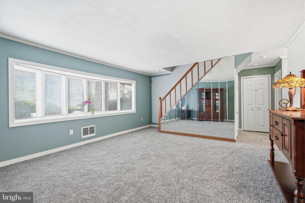 52 ROBIN HILL LN, LEVITTOWN, PA 19055 — photo 2