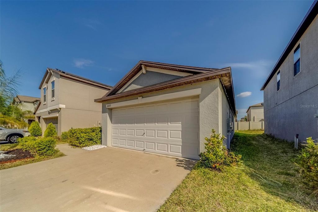 Image 35 of property listing at 10222 COOL WATERLILY AVENUE, Riverview, FL 33578