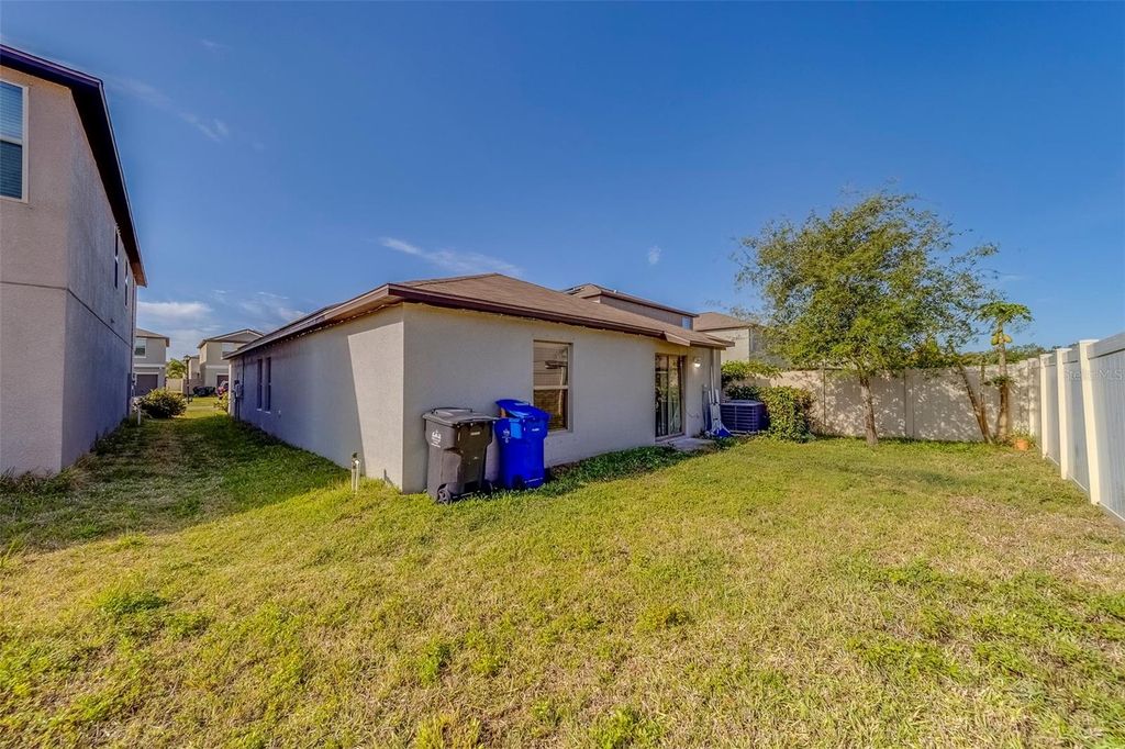 Image 38 of property listing at 10222 COOL WATERLILY AVENUE, Riverview, FL 33578