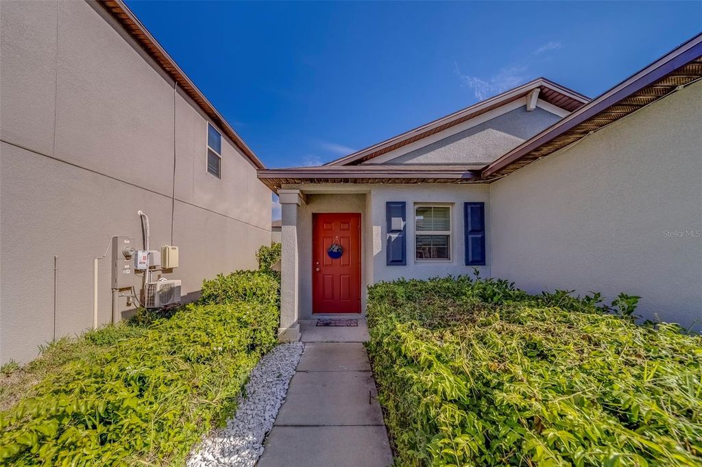 Image 10 of property listing at 10222 COOL WATERLILY AVENUE, Riverview, FL 33578