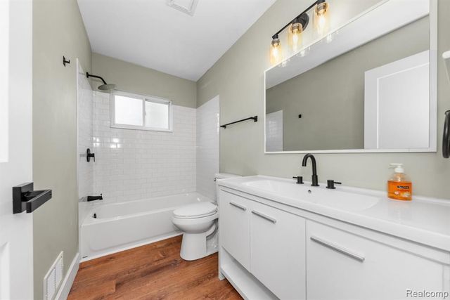 560 Mcmunn Street, South Lyon, MI 48178
