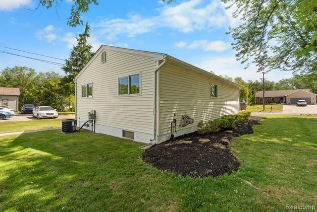 560 Mcmunn Street, South Lyon, MI 48178