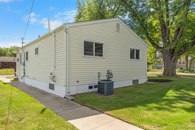 560 Mcmunn Street, South Lyon, MI 48178