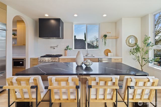 4136 Eastern Avenue N, Seattle, WA 98103