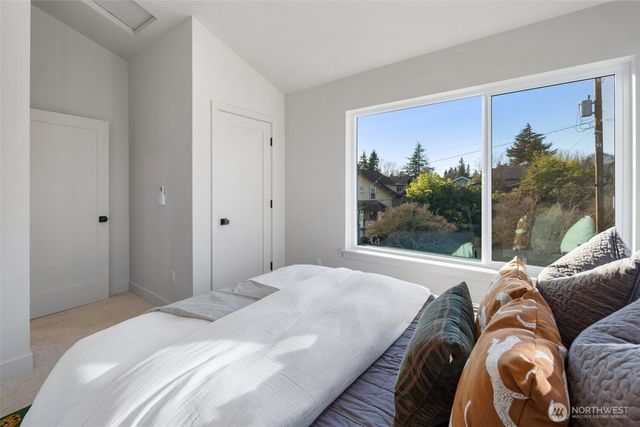 4136 Eastern Avenue N, Seattle, WA 98103