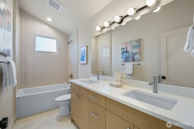 4136 Eastern Avenue N, Seattle, WA 98103