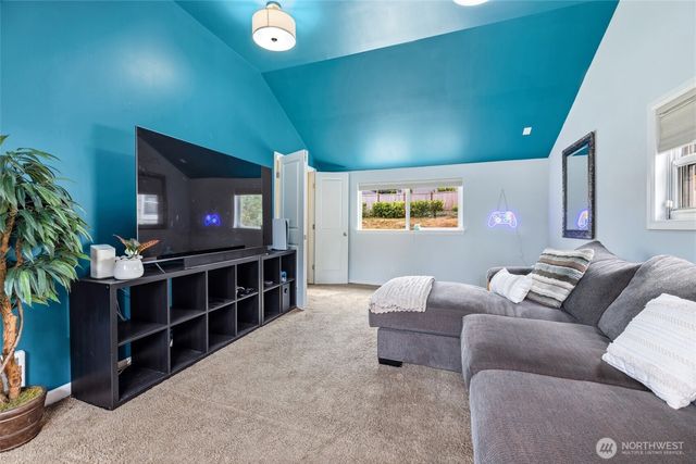 1045 S 197th Street E, Des Moines, WA 98148