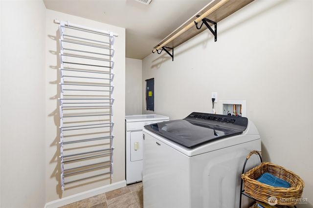 1045 S 197th Street E, Des Moines, WA 98148