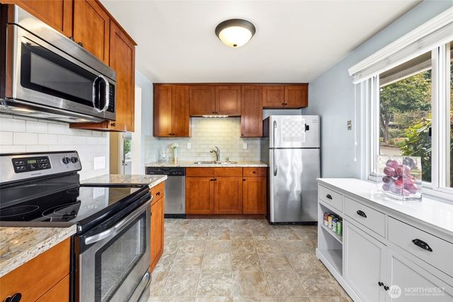 1045 S 197th Street E, Des Moines, WA 98148