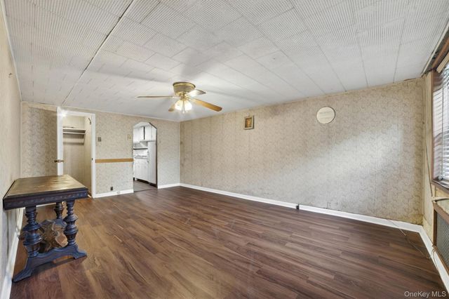 1124 E 213th Street, Bronx, NY 10469