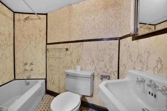 1124 E 213th Street, Bronx, NY 10469