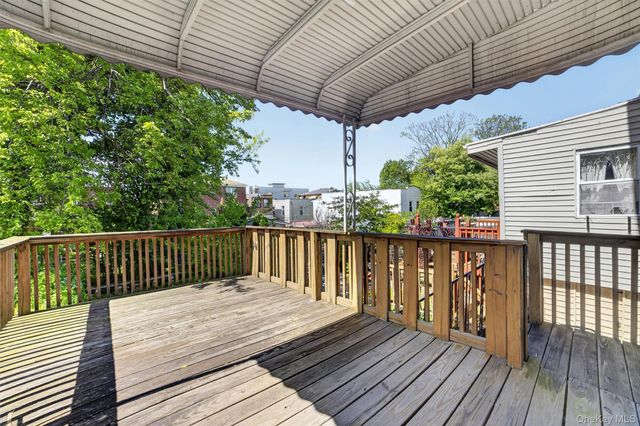1124 E 213th Street, Bronx, NY 10469