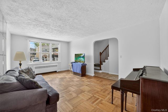 1124 E 213th Street, Bronx, NY 10469