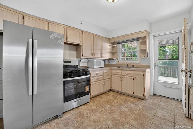 1124 E 213th Street, Bronx, NY 10469