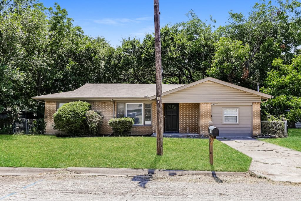 607 Dixon Street, Cleburne, TX 76033