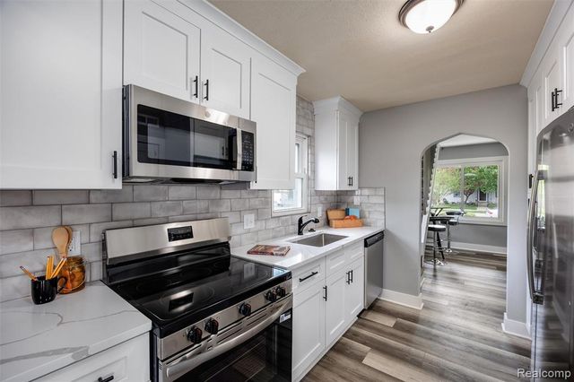 17108 Arlington Avenue, Allen Park, MI 48101