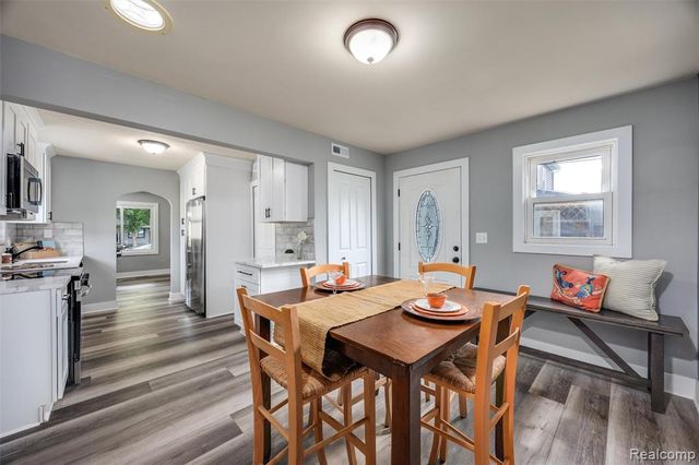 17108 Arlington Avenue, Allen Park, MI 48101