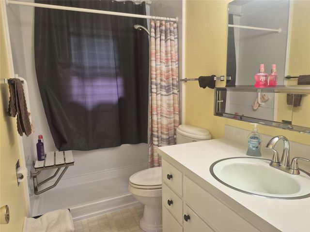 435 E LEACH Avenue, Des Moines, IA 50315