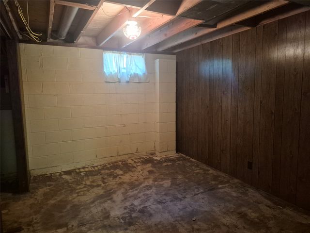 435 E LEACH Avenue, Des Moines, IA 50315