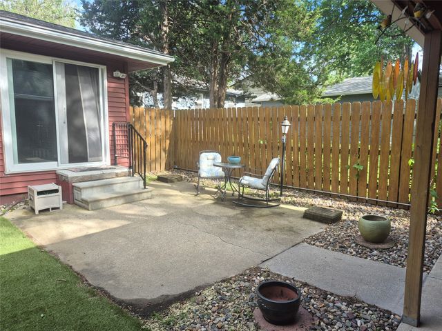 435 E LEACH Avenue, Des Moines, IA 50315
