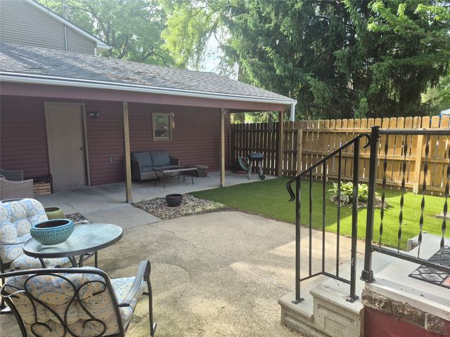 435 E LEACH Avenue, Des Moines, IA 50315