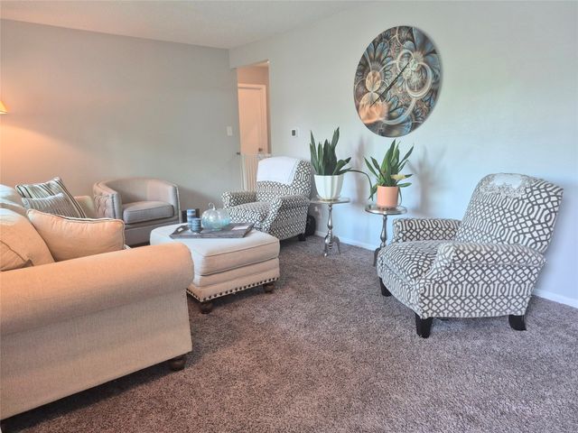 435 E LEACH Avenue, Des Moines, IA 50315