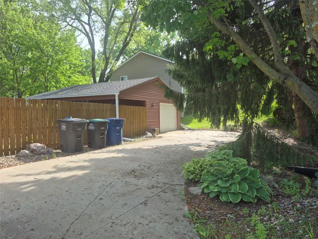 435 E LEACH Avenue, Des Moines, IA 50315
