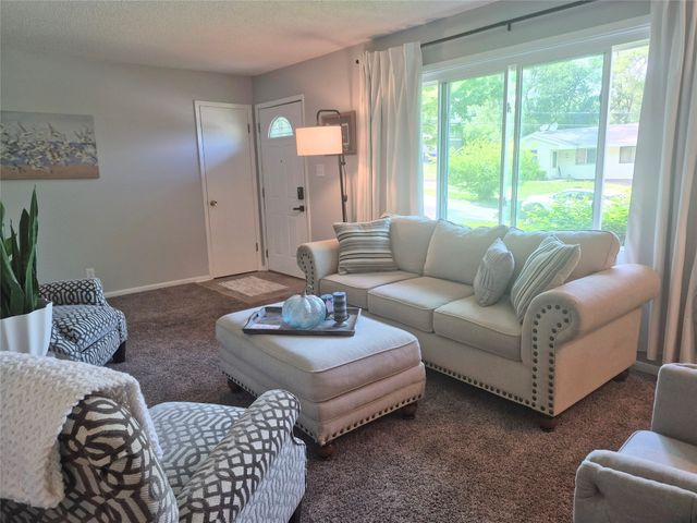 435 E LEACH Avenue, Des Moines, IA 50315