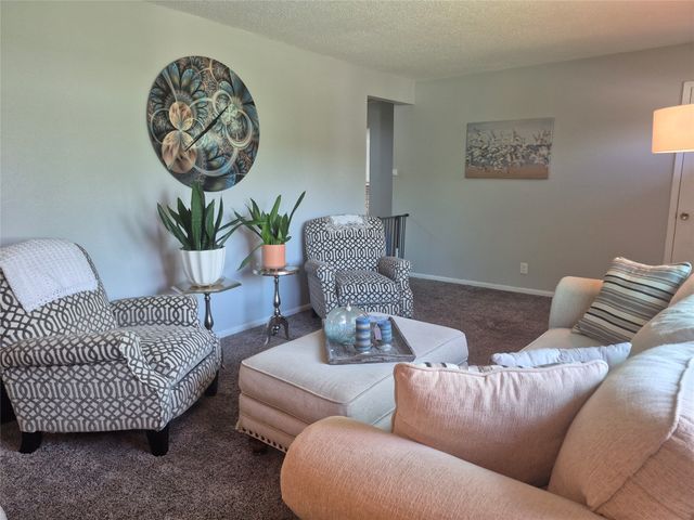 435 E LEACH Avenue, Des Moines, IA 50315