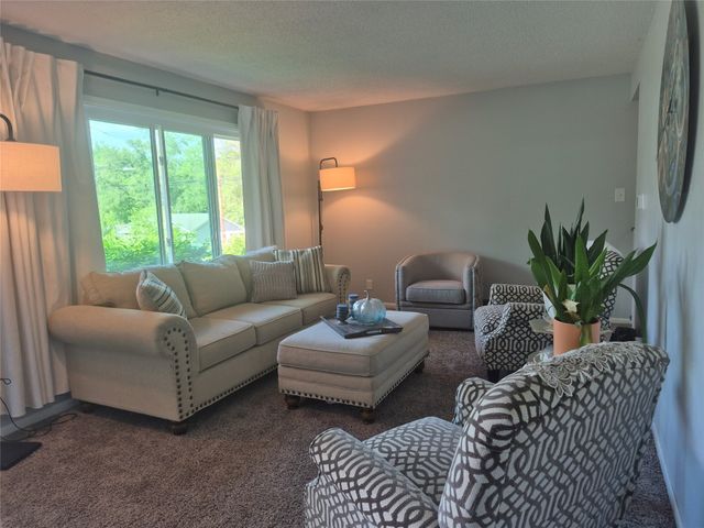 435 E LEACH Avenue, Des Moines, IA 50315