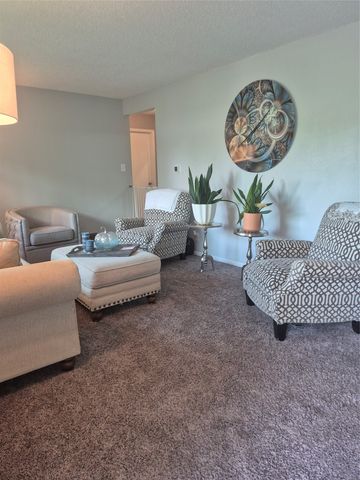 435 E LEACH Avenue, Des Moines, IA 50315